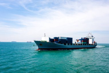 Deniz ithalat ve ihracatında yüzen hava manzaralı konteynır gemisi, iş teslimatı lojistik ve dünya çapında ulaşım