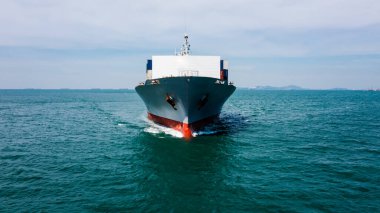 Uluslararası Annd Worldwide ve Cloud Sky arkaplan ön görünüm kopyalama alanı ithalat ve ihracat yeşil deniz iş hizmetleri tam hız konteynır gemisi 