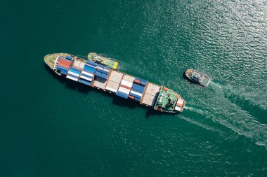 Uluslararası taşımacılık kargo lojistik hizmetleri uluslararası konteynır gemisi, küresel iş taşımacılığı dünya çapındaki bağlantıları yeşil deniz, iş ve endüstri arasında yüzen konteynır gemisi ve römorkör 