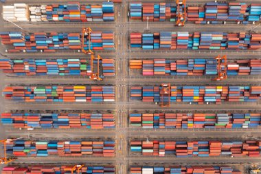 Depo istifleme konteynır grupları üst üste ve vinçler boşaltılıyor, yerli ürün dağıtım merkezi ve Global iş kargo lojistik sektörü ihracat sektörü ithalat taşımacılığı. fotoğraf hava üst görünümü