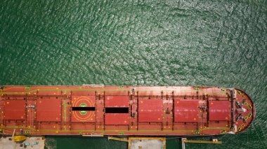  Yüzen rıhtım hava manzarasında kırmızı nakliye onarımı 