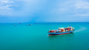 iş hizmeti ve sanayi kargo konteynırları ithalat ve ihracat uluslararası yelkencilik İHA 'dan deniz hava görüntüsü
