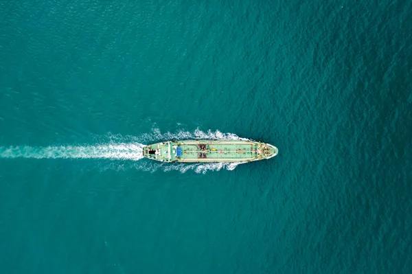 空中俯瞰油轮全速前进 美丽的浪花飞溅 在青海上从炼油厂的运输线上流淌着水 — 图库照片
