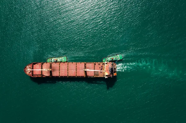 Aerial Top View Tugboat Pulling Red Oil Ship Shipyard Dry — Φωτογραφία Αρχείου