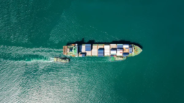 Letecký Top Pohled Kontejnerová Loď Plachtění Zeleném Moři Plná Rychlost — Stock fotografie