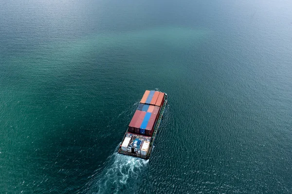 Hava Manzaralı Küçük Konteynır Gemisi Yeşil Denizde Yelken Açan Mallar — Stok fotoğraf