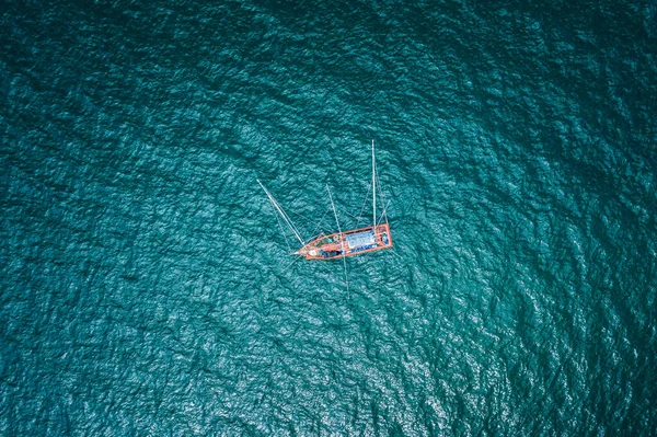 Aerial Top View Fishing Boat Sailing Green Sea — Foto Stock