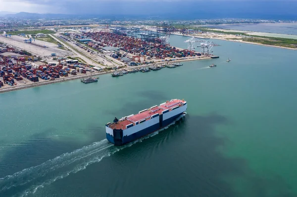 Auto Vervoerder Zeilen Groene Zee Internationale Scheepvaart Container Haven Achtergrond — Stockfoto