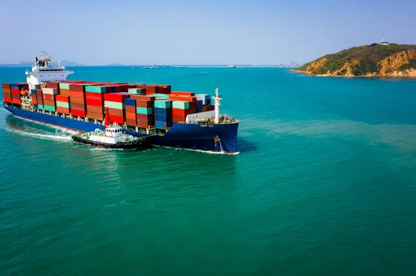 Barco Portacontenedores Navegando Mar Verde Remolcador Arrastre Fondo Cielo Azul — Foto de Stock