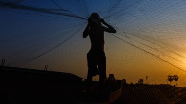 aksiyon balıkçısı silueti gün doğumunda mavi gökyüzü altın arkaplanı