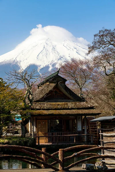 오시노 하카이가 오두막집은 촌이다 여행자들의 목적지 화산은 과푸른 배경으로 야마나시 — 스톡 사진