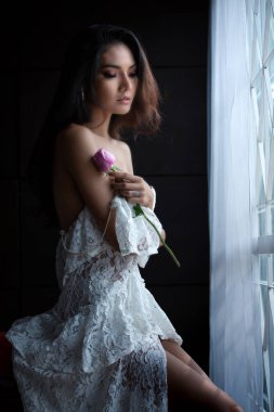 Seksi bayan thai model sanat portresi duygusal sevgililer günü konsepti koyu arka planda