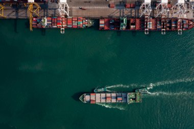 Uluslararası ithalat kargo ihracat lojistik taşımacılığı ticaret hizmetleri ve sanayi hizmetleri için nakliye limanında denizde yüzen konteynır gemisinin havadan görünüşü 