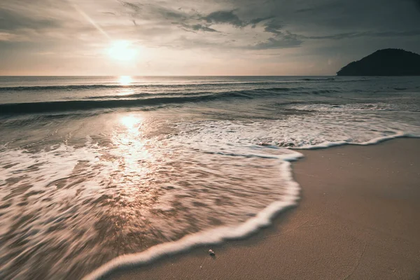 Lång Exponering Skott Mjuk Våg Havet Sandstranden Morgonen Solljus Natur — Stockfoto