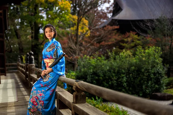 秋天公园里身穿日本传统蓝色和服的亚洲女人的肖像 — 图库照片