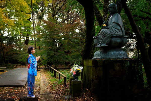 Портрет Тайская Женщина Японском Традиционном Синем Кимоно Стоя Поклоняясь Будде — стоковое фото