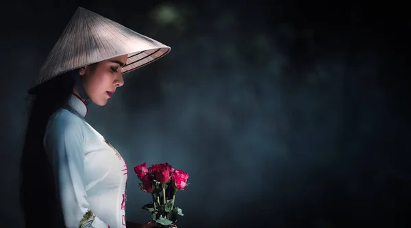 Vietnamese Girl White Dress Wearing Hat Red Roses Holding Hands — Foto de Stock