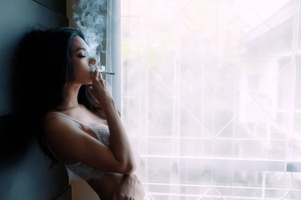 Junge Asiatische Frau Trägt Unterwäsche Zigarette Rauchen Drinnen — Stockfoto