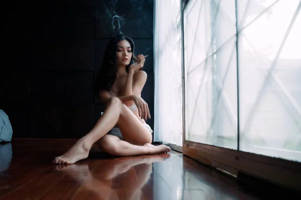 Junge Asiatische Frau Unterwäsche Sitzt Zigarette Rauchend Drinnen — Stockfoto