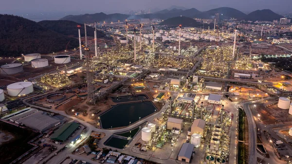 从空中俯瞰黄昏的石油和天然气精炼厂背景 商业石油化工 精炼厂电力和燃料能源 泰国生态系统 — 图库照片