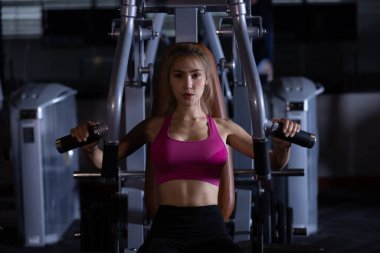 Önce spor salonu, Asyalı kadın spor salonu. Şekli olan aktif bir kız