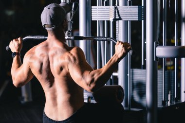 Spor salonunda spor yapan, spor yapan, spor yapan, kaslara odaklanan, kollara ve omuzlara odaklanan, sağlıklı stil konsepti olan beyaz spor adamı. 