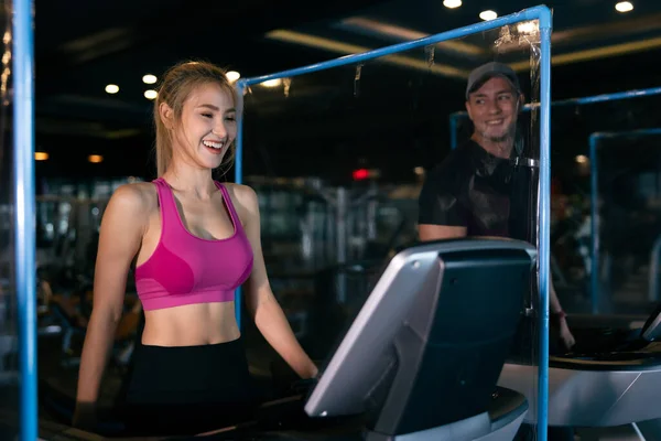 Paar Jonge Vrouwen Aziatische Witte Man Lopen Lopen Een Sportschool — Stockfoto