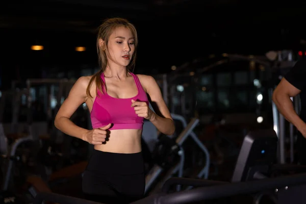 Jonge Aziatische Vrouwen Sportkleding Lopen Loopband Sportschool Donkere Toon — Stockfoto