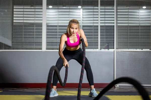 Aziatische Vrouw Met Strijd Touwen Oefening Fitness Sportschool Groothoekschot — Stockfoto