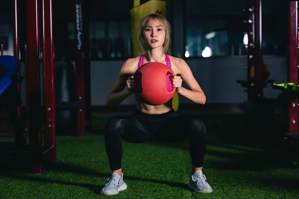 Aziatische Vrouw Roze Sportkleding Klant Oefening Met Kettlebells Sportschool — Stockfoto