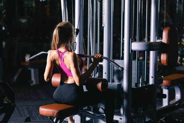 Fitness Asiatisk Kvinna Tränar Gym Gör Motion Med Fokus Musklerna — Stockfoto