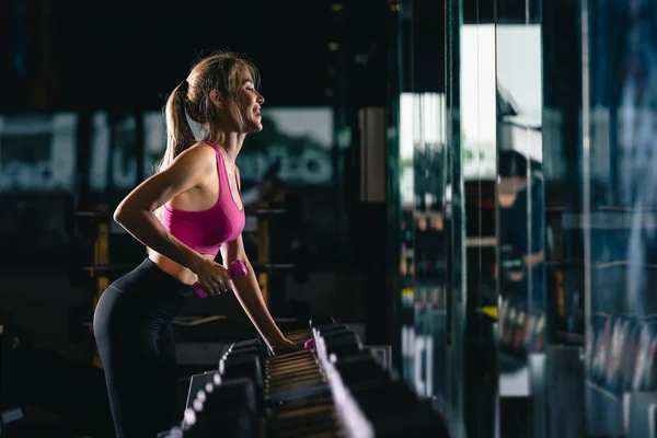 Sport Sexiga Kvinnor Stående Porträtt Poserar Tränar Med Hantlar Gym — Stockfoto