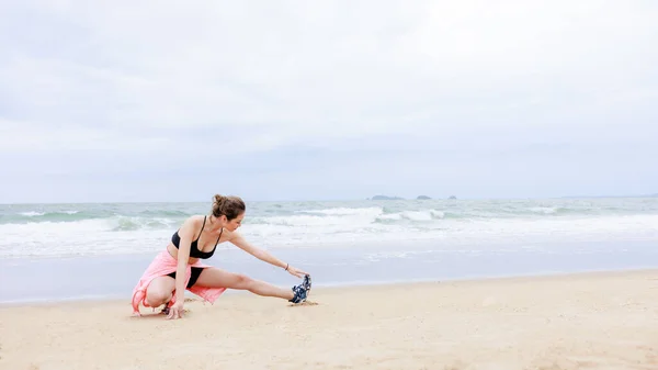 Young Asian Woman Wearing Sportwear Pink Jacket Exercise Sea Beach — Stock Fotó