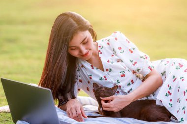 Bahçesinde kedisi olan serbest Asyalı kadınlar.,