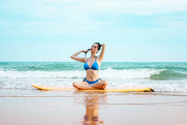 Beautifull Menina Asiática Vestindo Biquíni Situado Prancha Surf Poses Praia — Fotografia de Stock