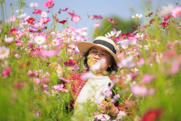 Starší Žena Kostkované Košili Klobouku Tabletou Držení Ruky Chůze Relaxovat — Stock fotografie