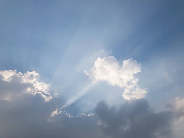 Γαλάζιος Ουρανός Σύννεφα Τον Ήλιο Στο Φόντο Θολώνει Την Εστίαση — Φωτογραφία Αρχείου