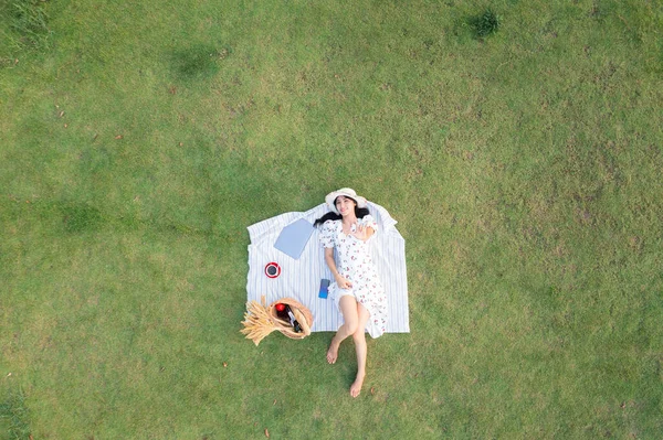 Joven Mujer Asiática Tumbado Relajarse Vidrio Verde Portátil Con Taza —  Fotos de Stock