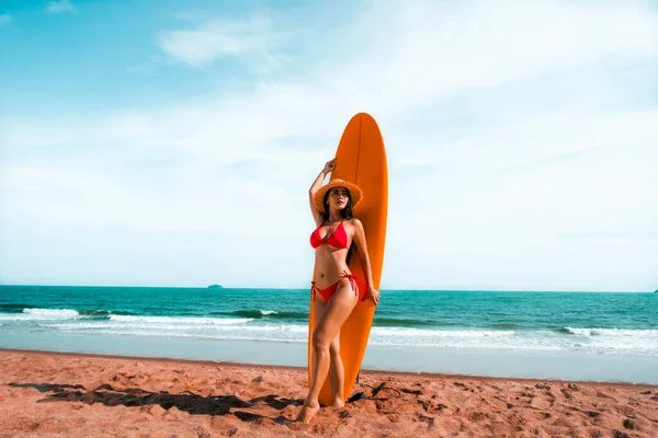 Красива Азіатська Дівчина Бікіні Стоїть Дошкою Серфінгу Позує Піщаному Пляжі — стокове фото