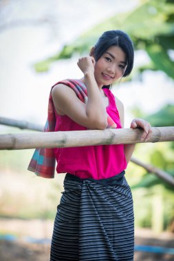 Taylandlı mankenler geleneksel gülen elbiseler giyer. Yumuşak odak bulanık arka plana güler.