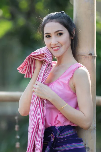 Thai Model Shirt Kleid Rosa Weichen Fokus Verschwimmen Hintergrund — Stockfoto