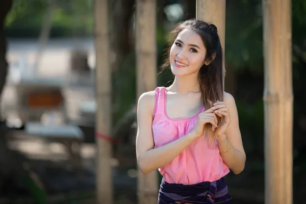 Thai Model Shirt Jurk Roze Tot Zachte Focus Wazig Achtergrond — Stockfoto
