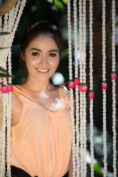 Portrét Thajské Modely Nosit Thajské Tradiční Hnědé Šaty Měkké Zaostření — Stock fotografie