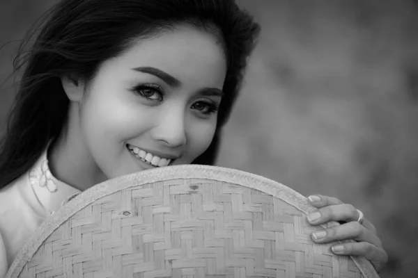 Fekete Fehér Portré Thai Modellek Közelkép Fókusz Szem Homályos Háttér — Stock Fotó