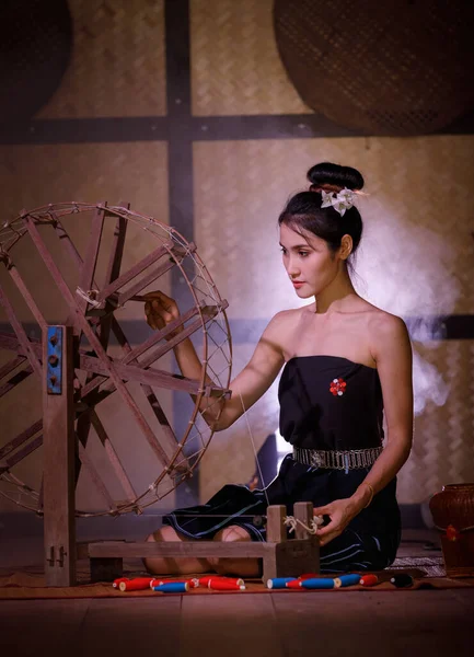 Portrait Asian Woman Siting Spinning Tread Handmad Ancient Style Lighttings — Stockfoto