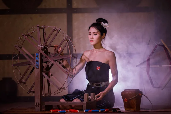 Portrait Asian Woman Siting Spinning Tread Handmad Ancient Style Lighttings — Stockfoto