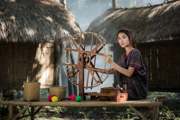 Thai Girl Karen Suit Spinnt Faden Auf Einer Bambusmatte Einem — Stockfoto