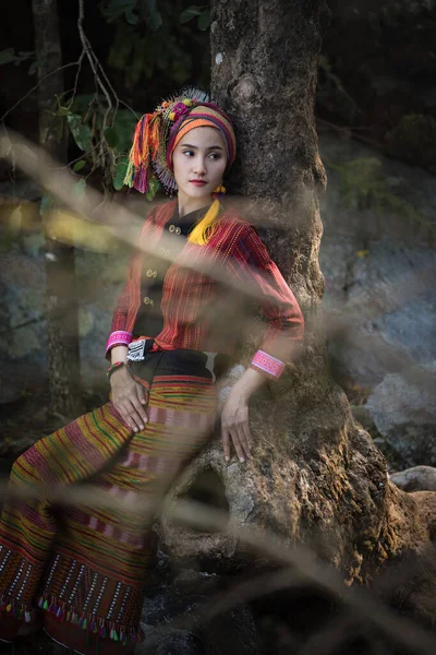 Thai Model Karen Stand Fotografiert Bächen Wasserfälle Mitten Wald — Stockfoto