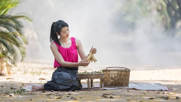 Thai Girls Picnic Park — Zdjęcie stockowe