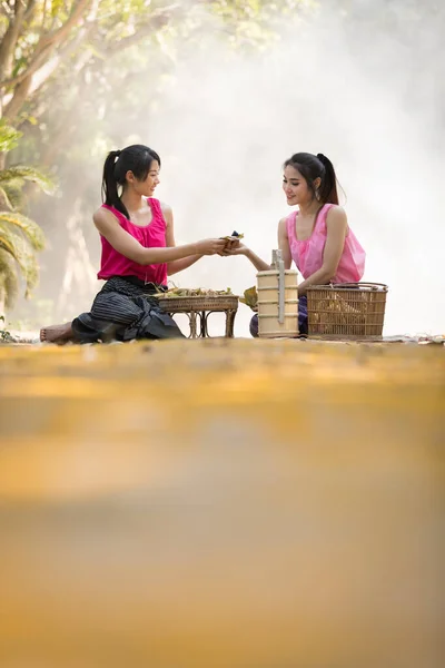 Zwei Thailändische Mädchen Picknicken Park — Stockfoto